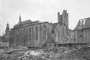 Pohled na klášterní kostel po náletu 14. února 1945.